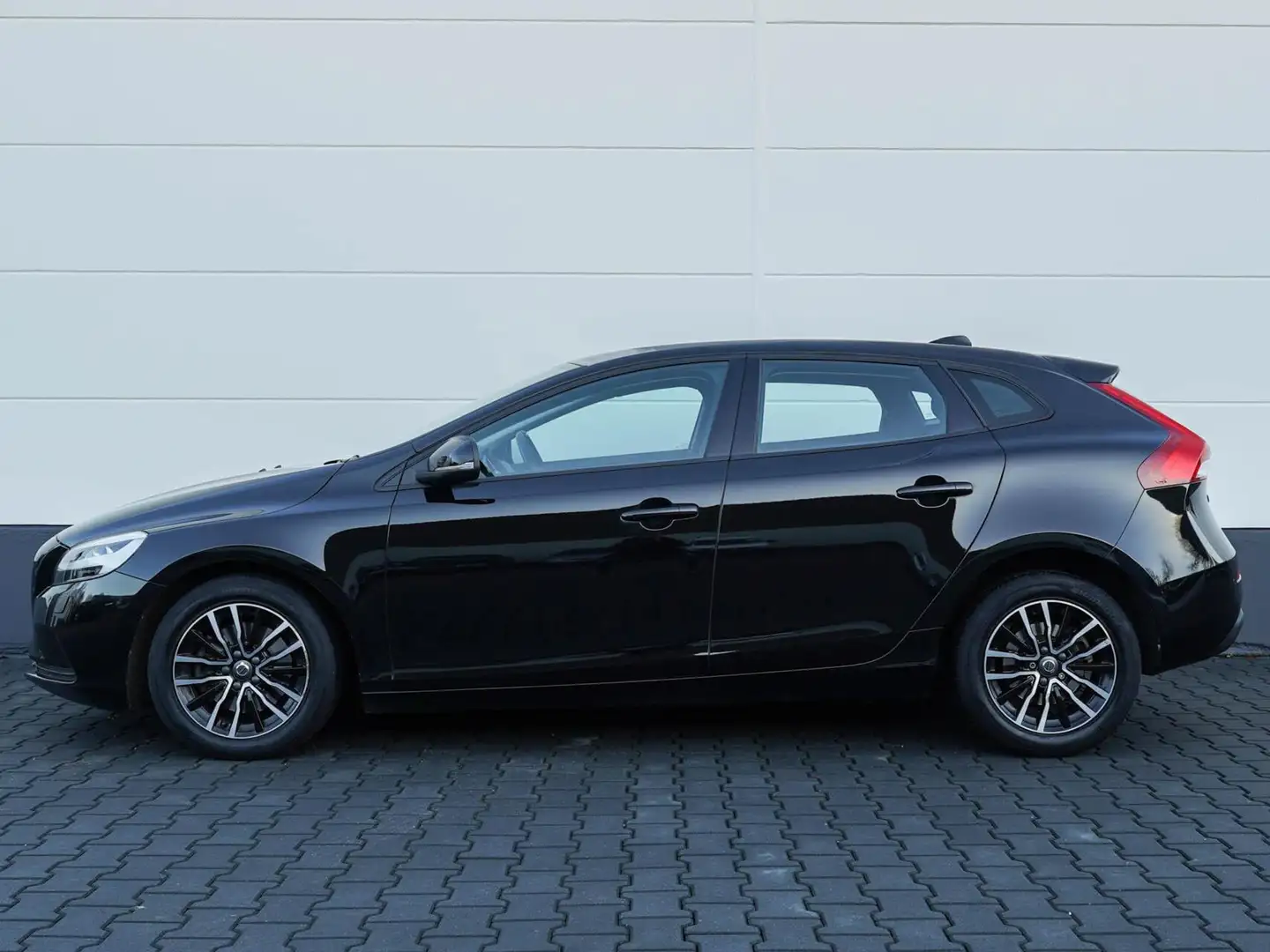 Volvo V40 2.0 T2 122pk Nordic+ | Full LED | Navigatie | Stoe Negro - 2