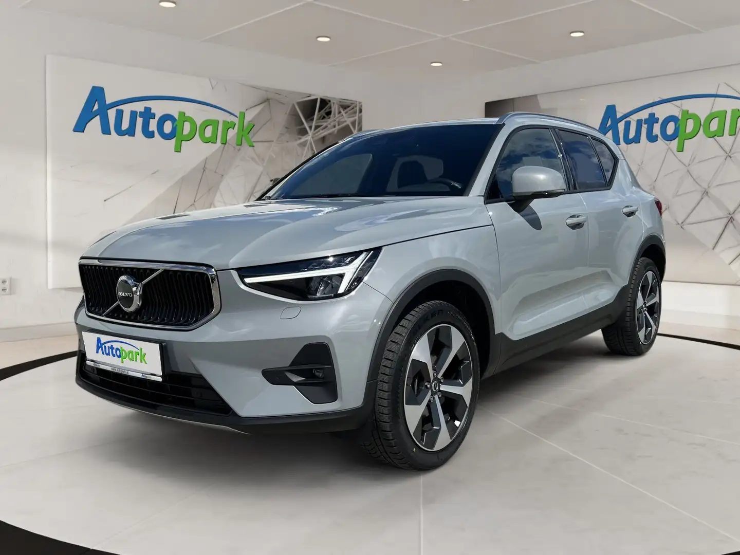 Volvo XC40 Core, T2 Mild Hybrid, 2WD Grau - 1