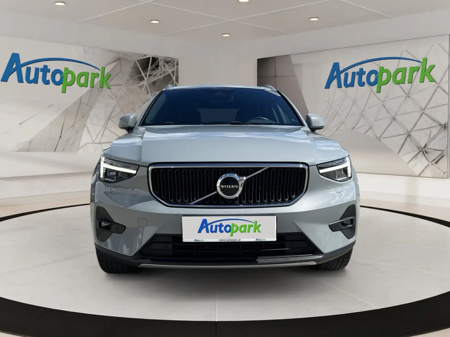 Volvo XC40 Core, T2 Mild Hybrid, 2WD Grau - 2