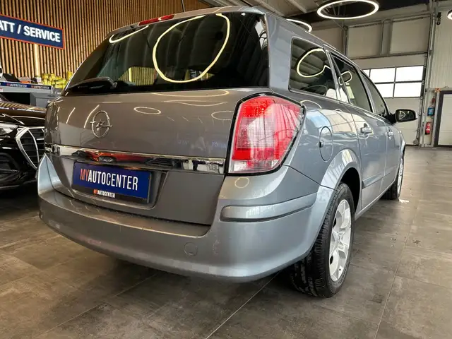 Opel Astra view 2