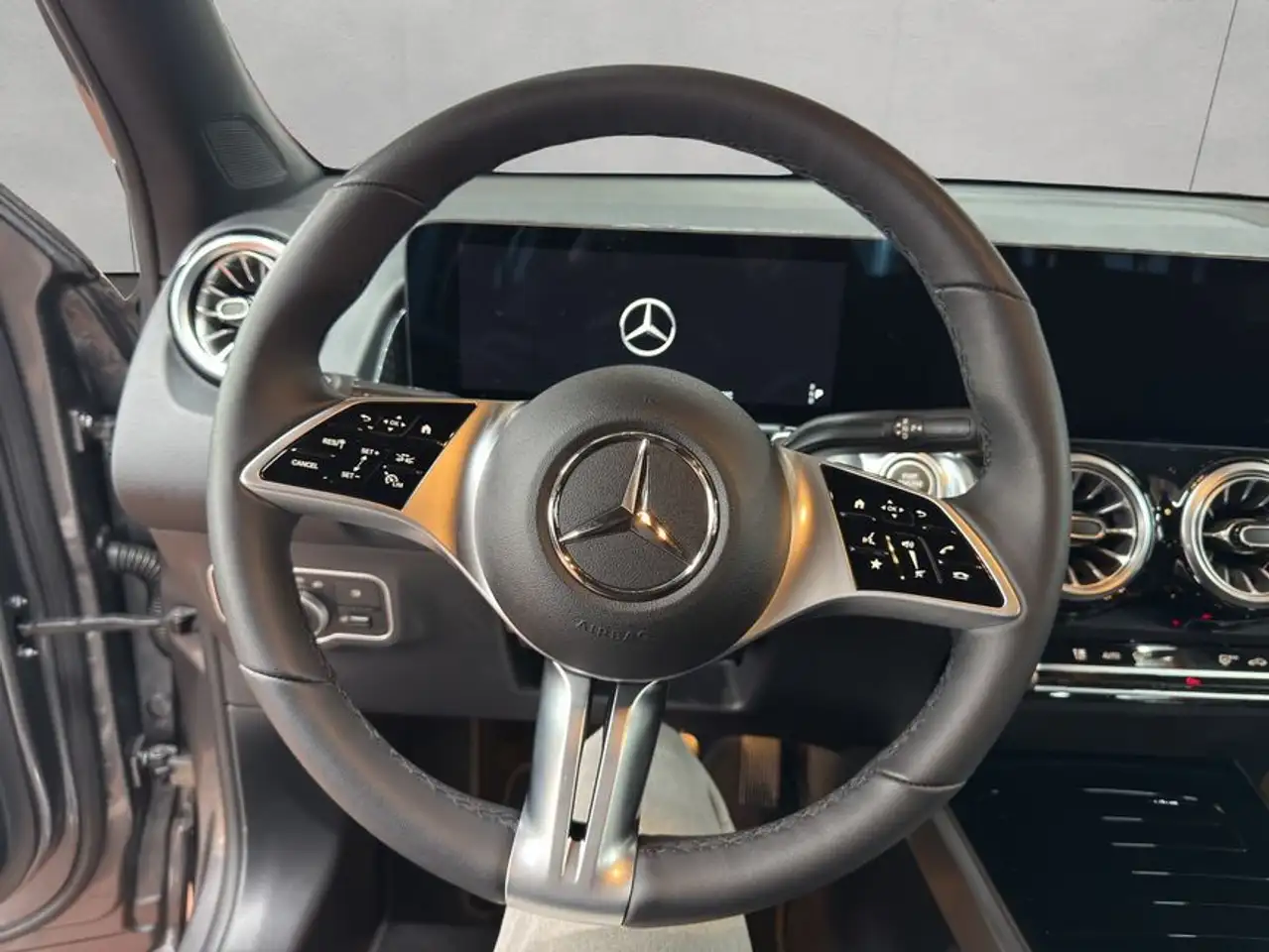 Mercedes-Benz GLB 2026 — фото 11