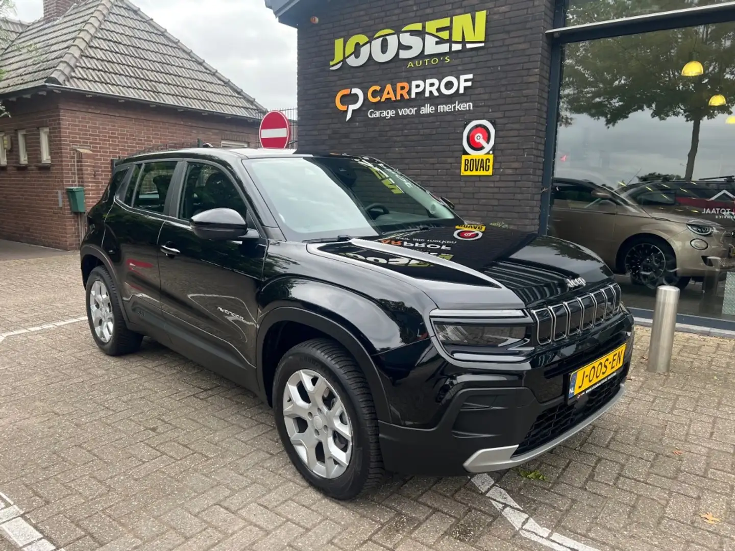 Jeep Avenger 1.2 ALTITUDE Schwarz - 1