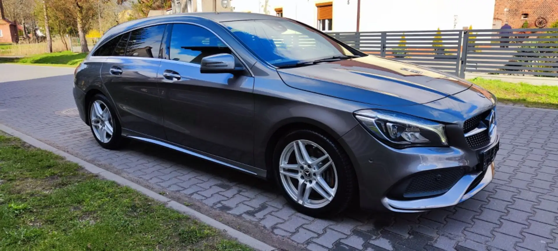 Mercedes-Benz CLA 220 Shooting Brake CLA 220 4Matic AMG Grau - 1