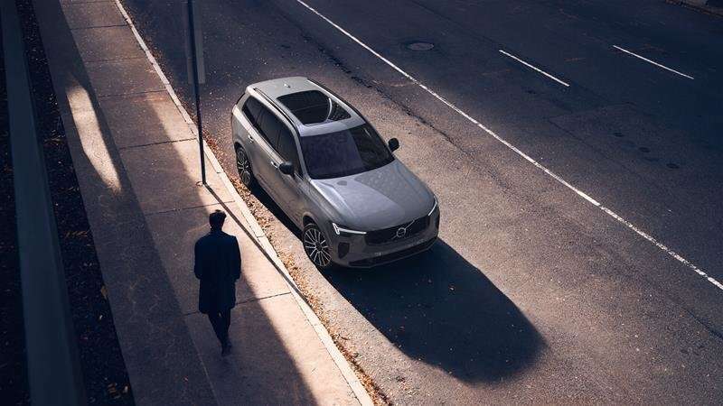 2026 Volvo XC90 Ultra 7-Seater (Dark Theme) alt 3
