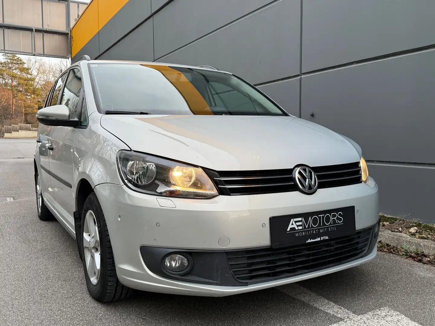 Volkswagen Touran Trendline 1.6 TDI*KLIMA*TEMPOMAT*ZV*AHK*KREDIT MÖ Grau - 1