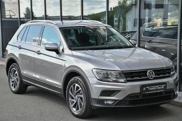 Volkswagen Tiguan view 3