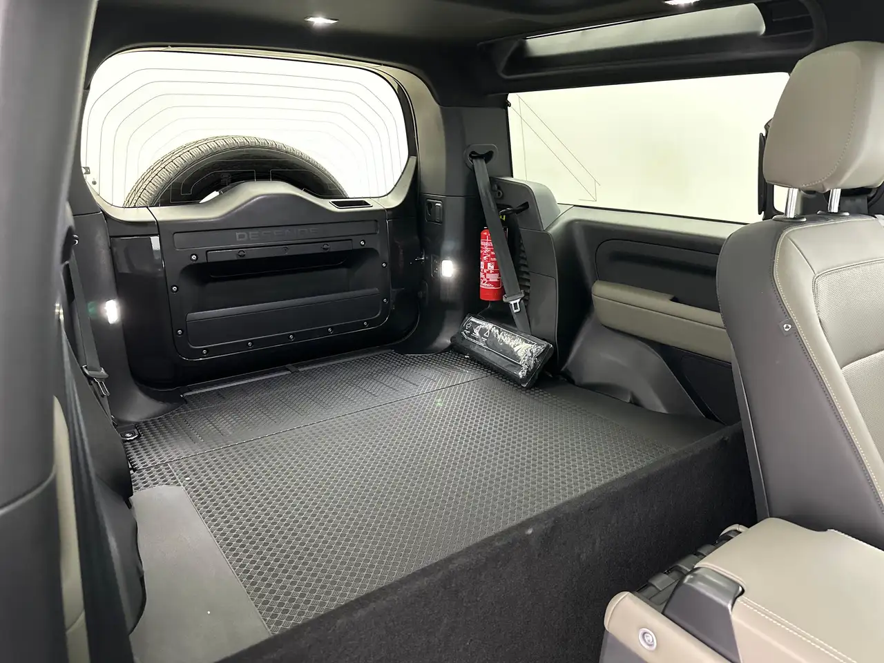 Land Rover Defender 90 P425 X-Dynamic SE AWD Auto. Lichte Vracht — foto 5