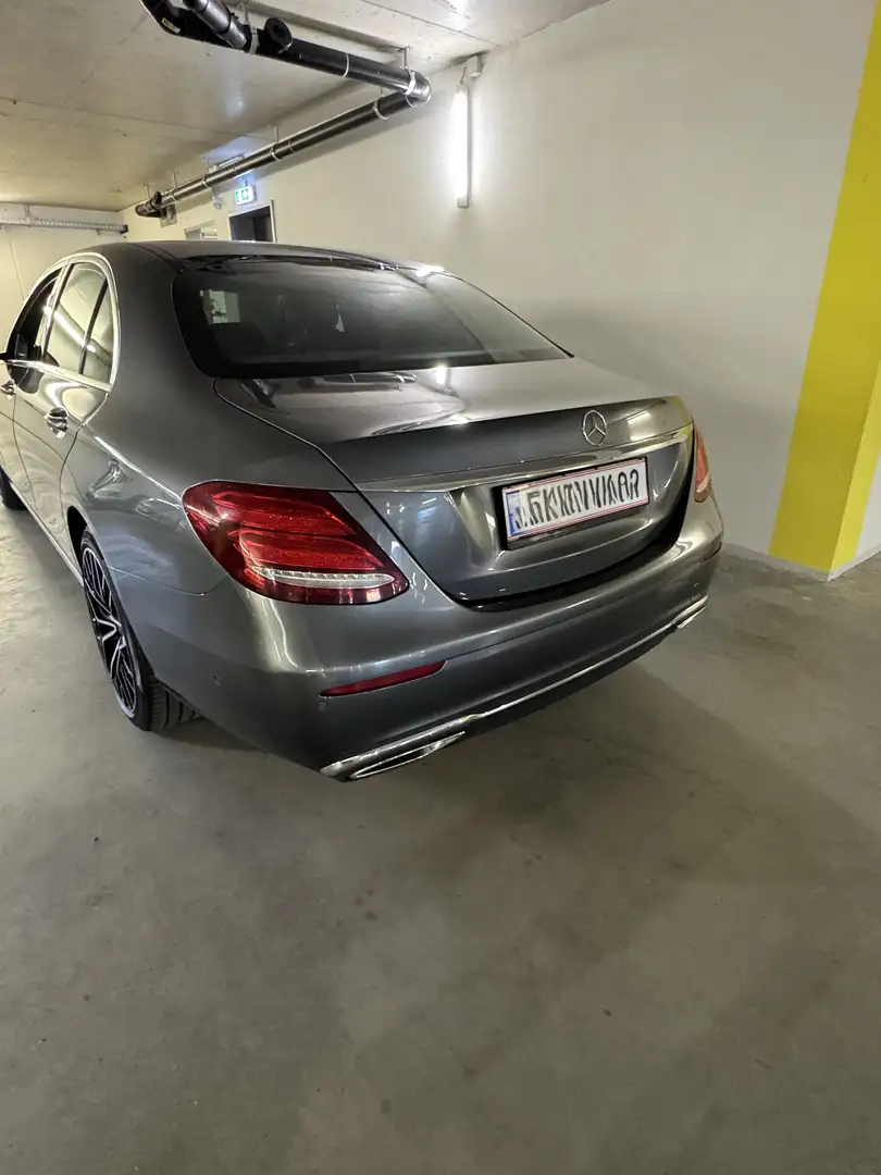 Mercedes-Benz E 220 d Avantgarde Aut. Grau - 1