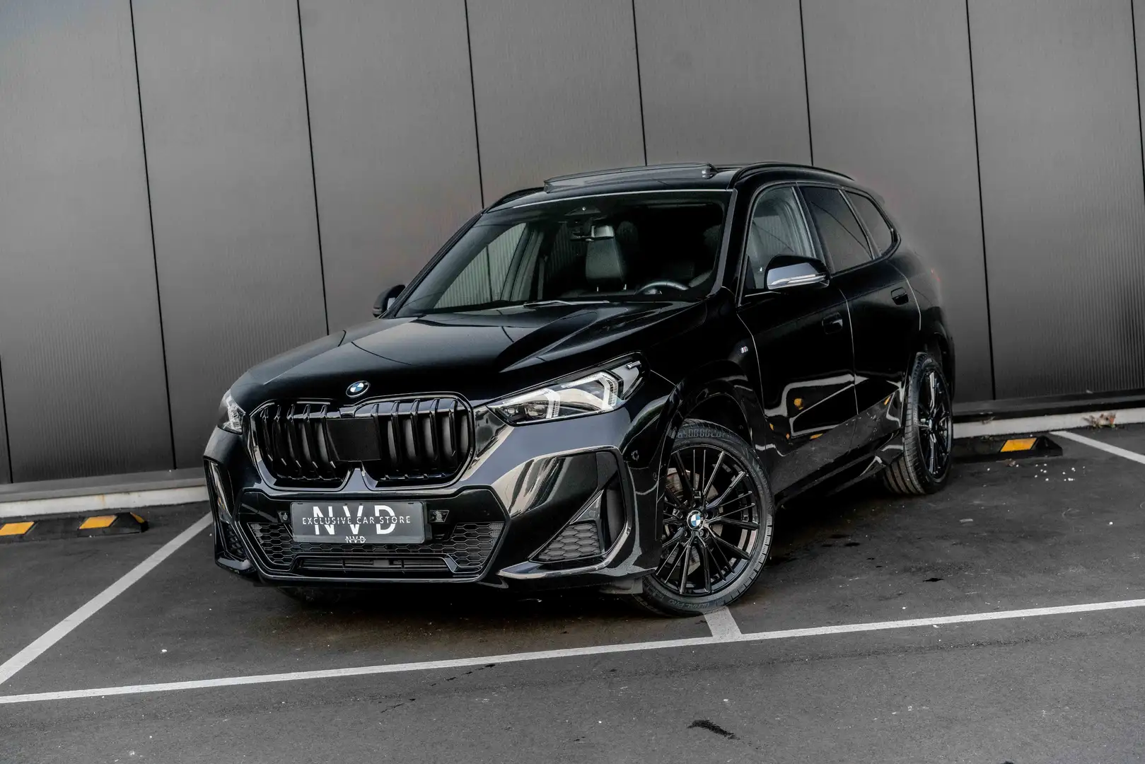 BMW X1 20i M Sport | Pano Dak | ACC | Trekhaak | H.Kardon Schwarz - 1