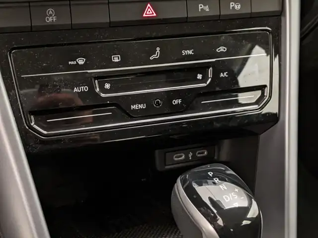 Volkswagen T-Roc view 12