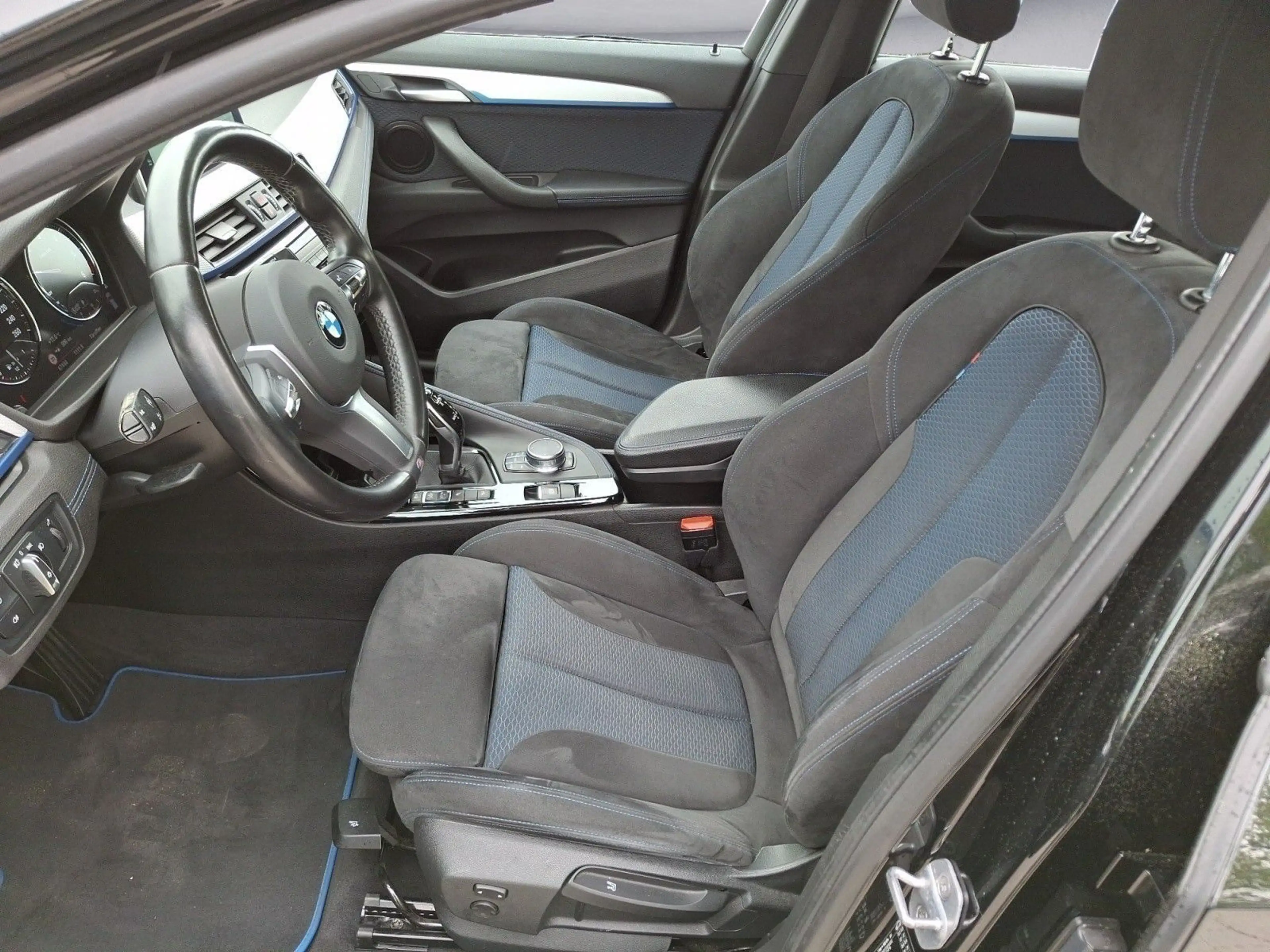 BMW X2 xDrive20d M Sport Aut. Navi AHK Pano Head-Up — photo 8