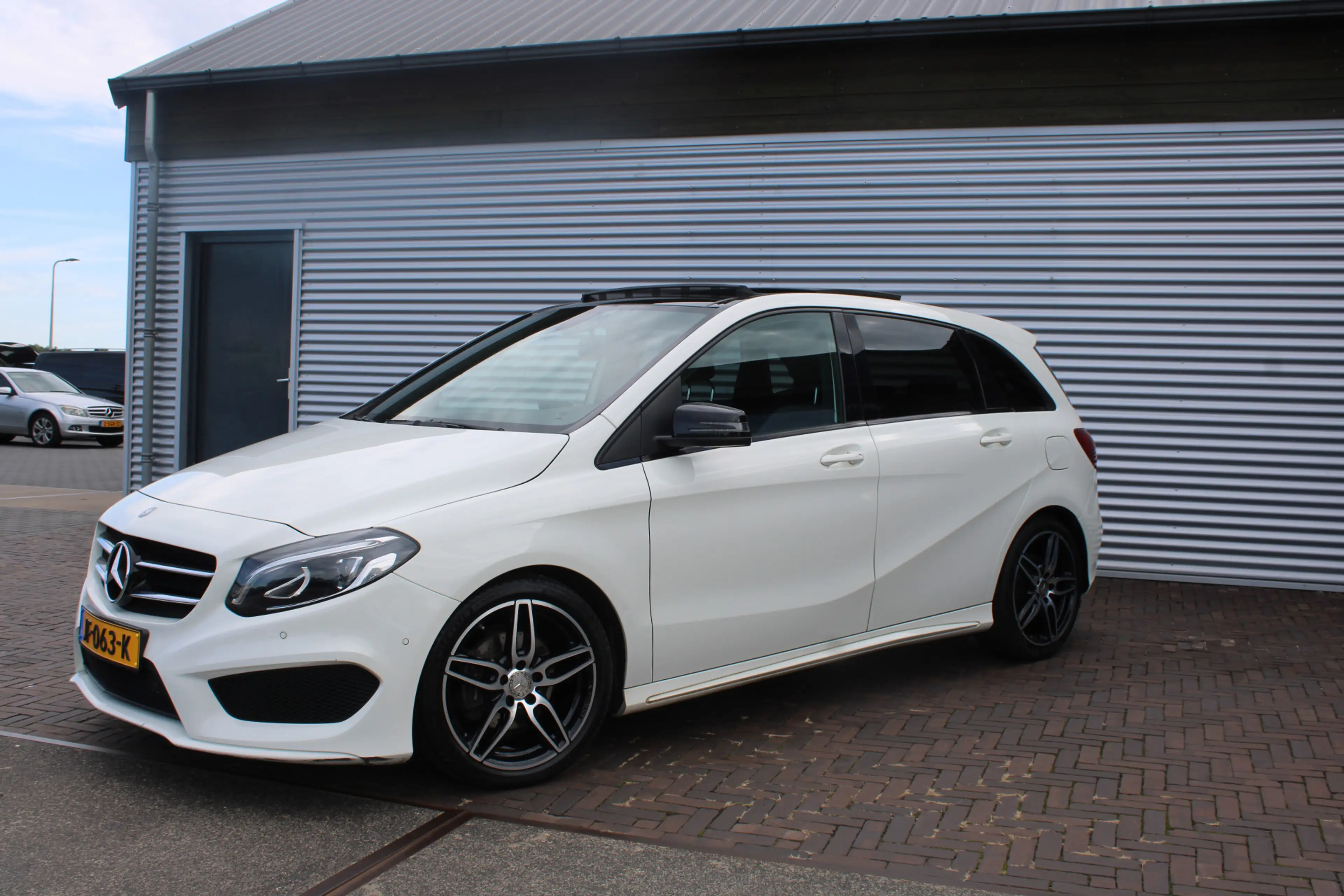 Mercedes-Benz B 180 AMG Night Edition Plus PANORAMADAK — photo 3