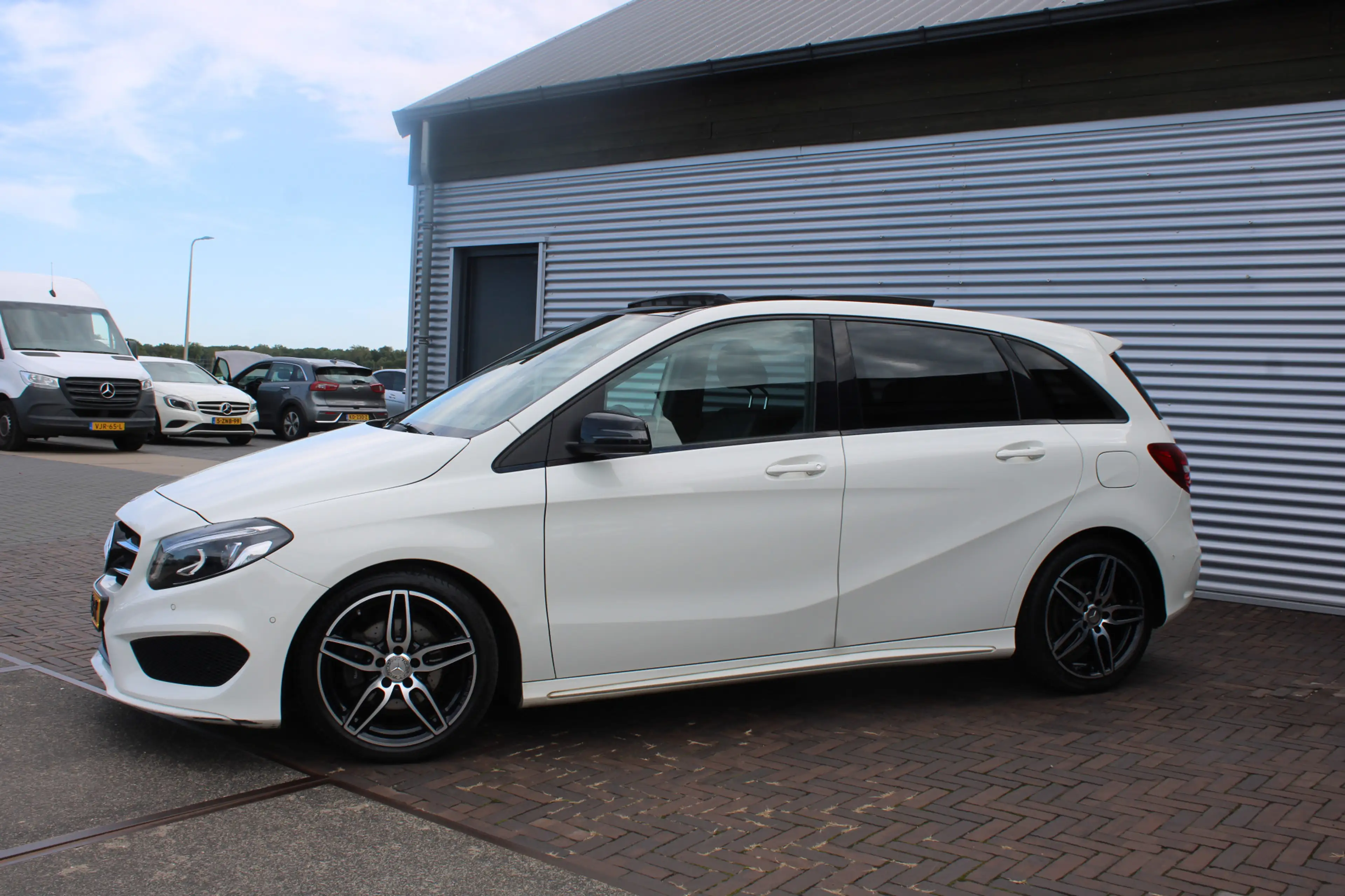 Mercedes-Benz B 180 AMG Night Edition Plus PANORAMADAK — photo 6
