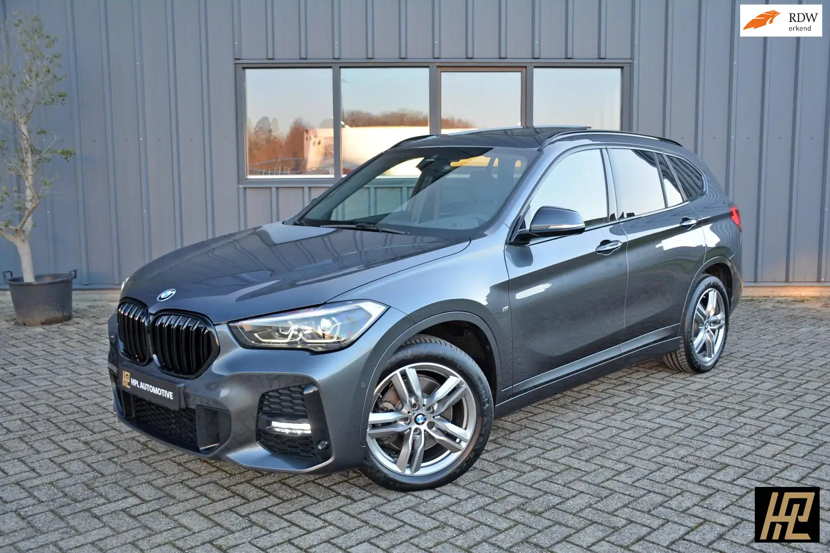BMW X1 XDrive20i 192pk M Sport High Executive * Pano * Na Grau - 1