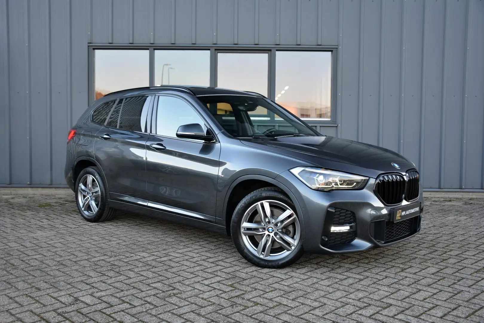 BMW X1 XDrive20i 192pk M Sport High Executive * Pano * Na Grau - 2