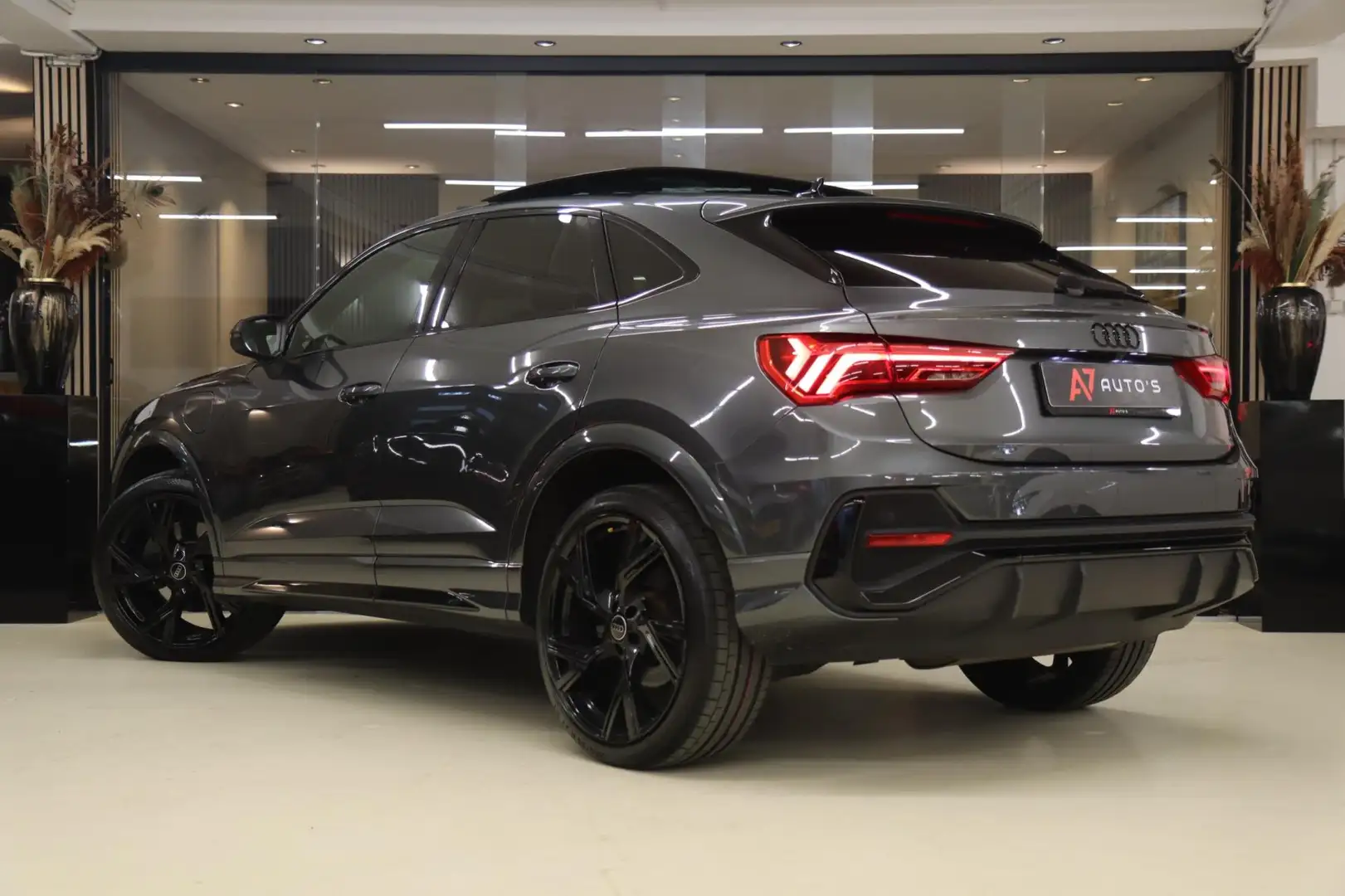 Audi Q3 Sportback 45 TFSI e S Edition PANO/B&O/360CAM/BLIN Grijs - 2