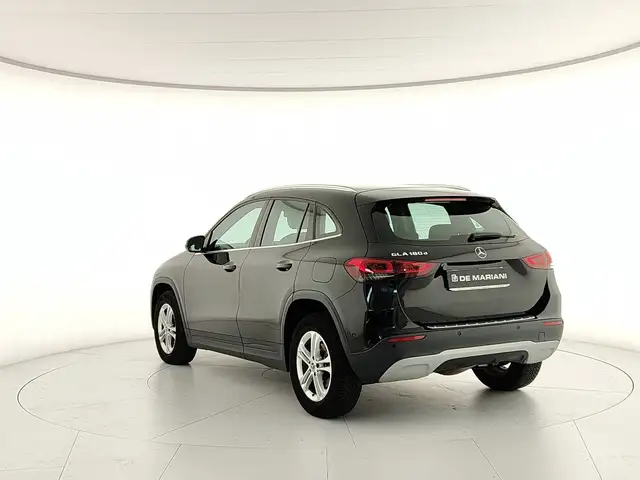 Mercedes-Benz Gla view 3