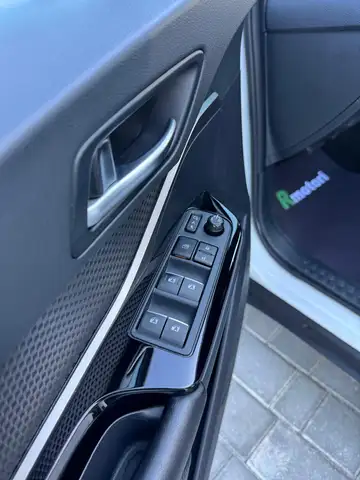 Toyota C-HR view 10