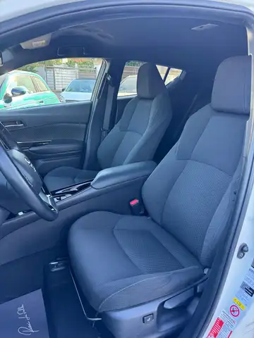 Toyota C-HR view 9