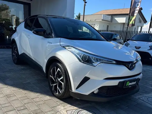 Toyota C-HR main image