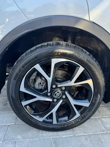 Toyota C-HR view 12
