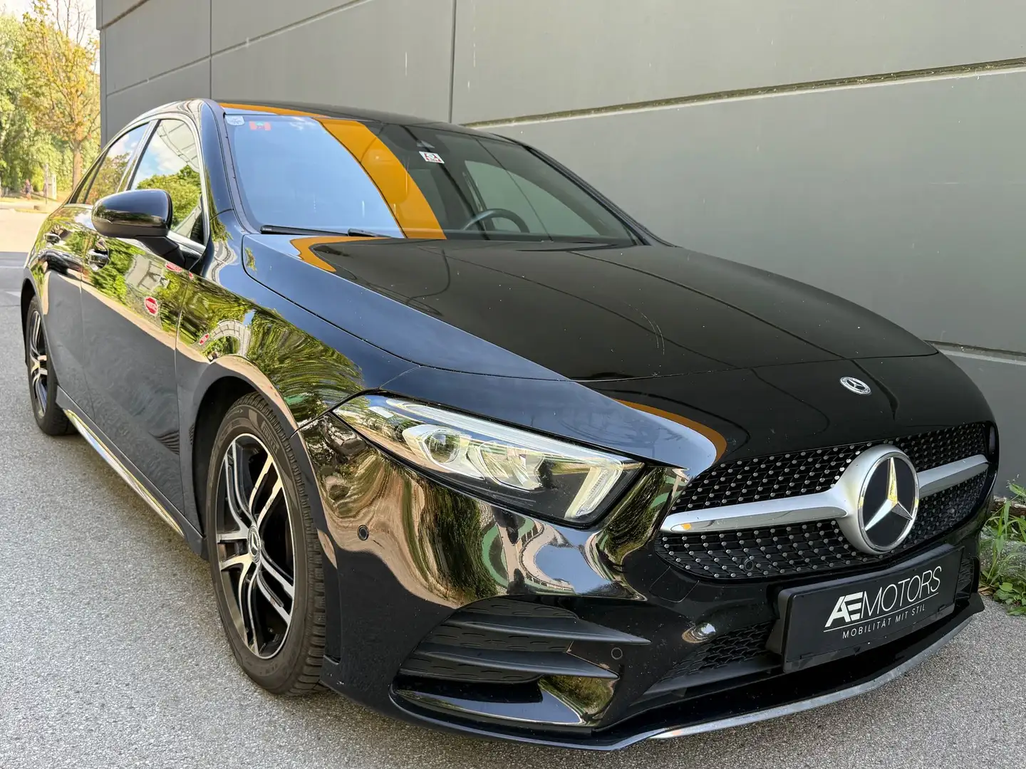 Mercedes-Benz A 200 *AMG Line*NAVI*LED*KLIMA*F1*TEMPOMAT*KREDIT* Schwarz - 1
