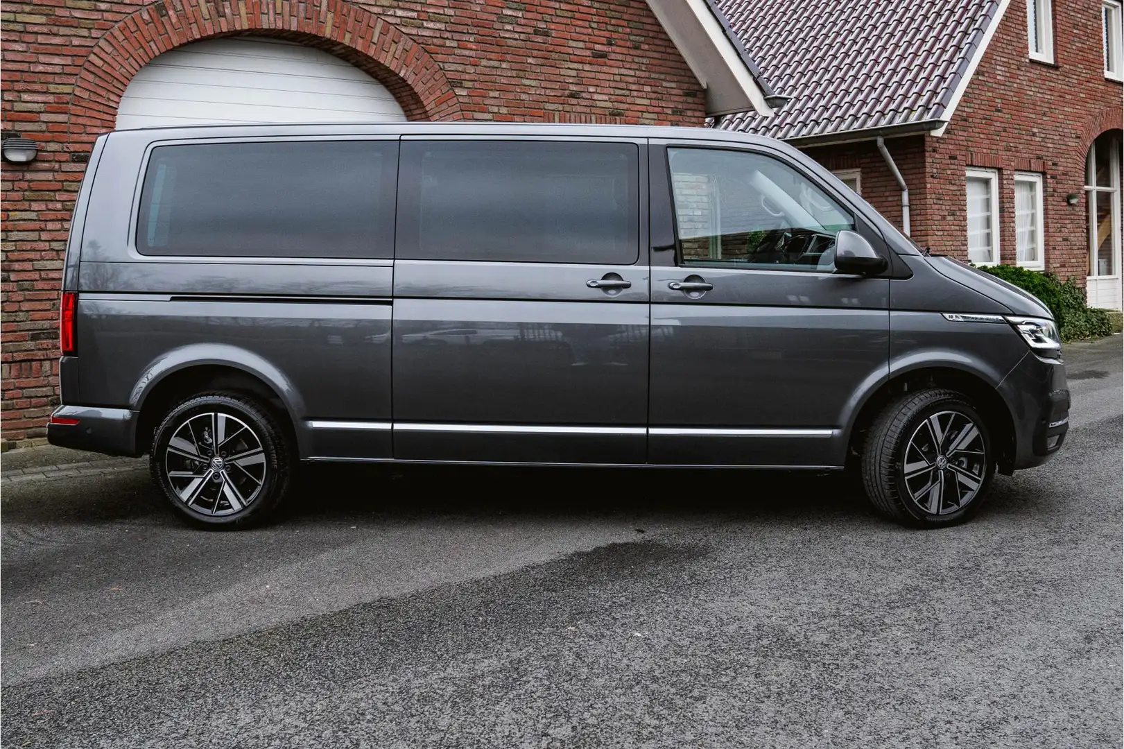 Volkswagen T6.1 Caravelle 2.0 TDI 204 PK DSG L2H1 DUB/CAB A-Klep ACC | LED | Gris - 2