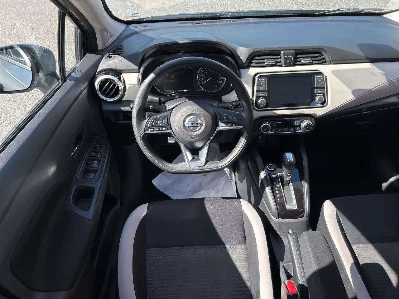 Nissan Versa снимка Nissan Versa
