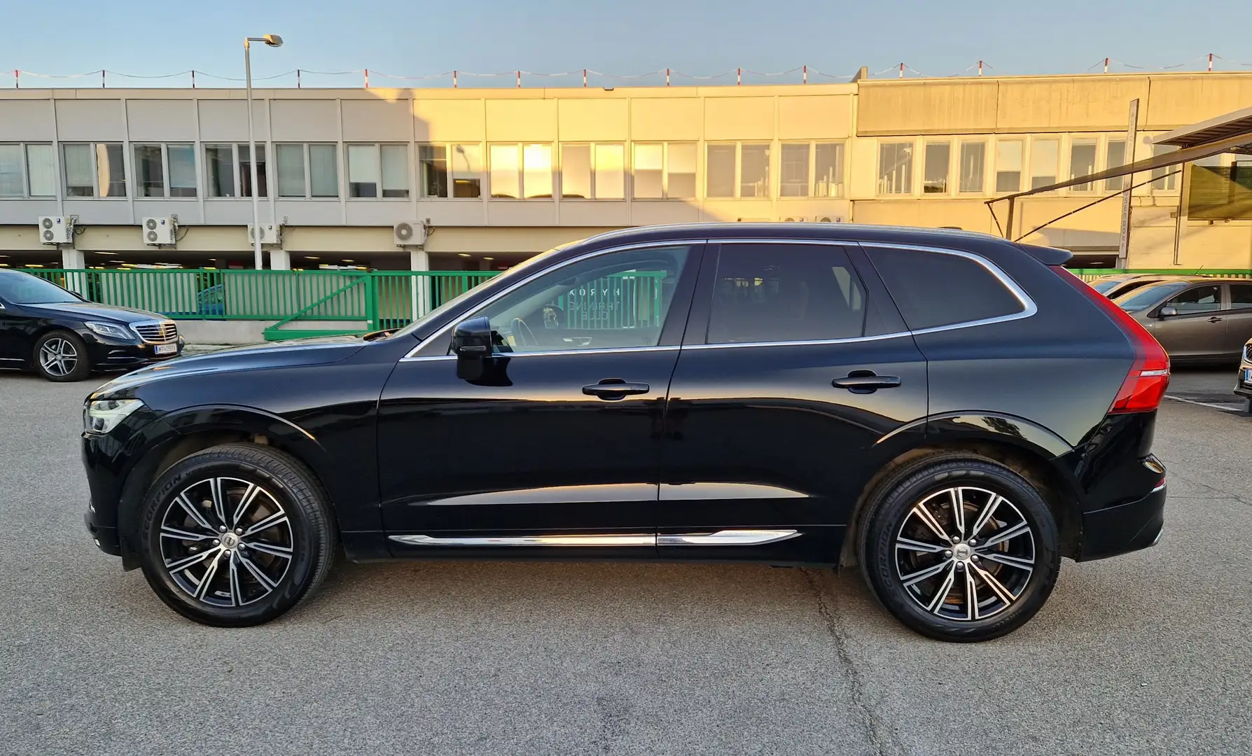 Volvo XC60 D4 Inscription AWD Geartronic Schwarz - 2