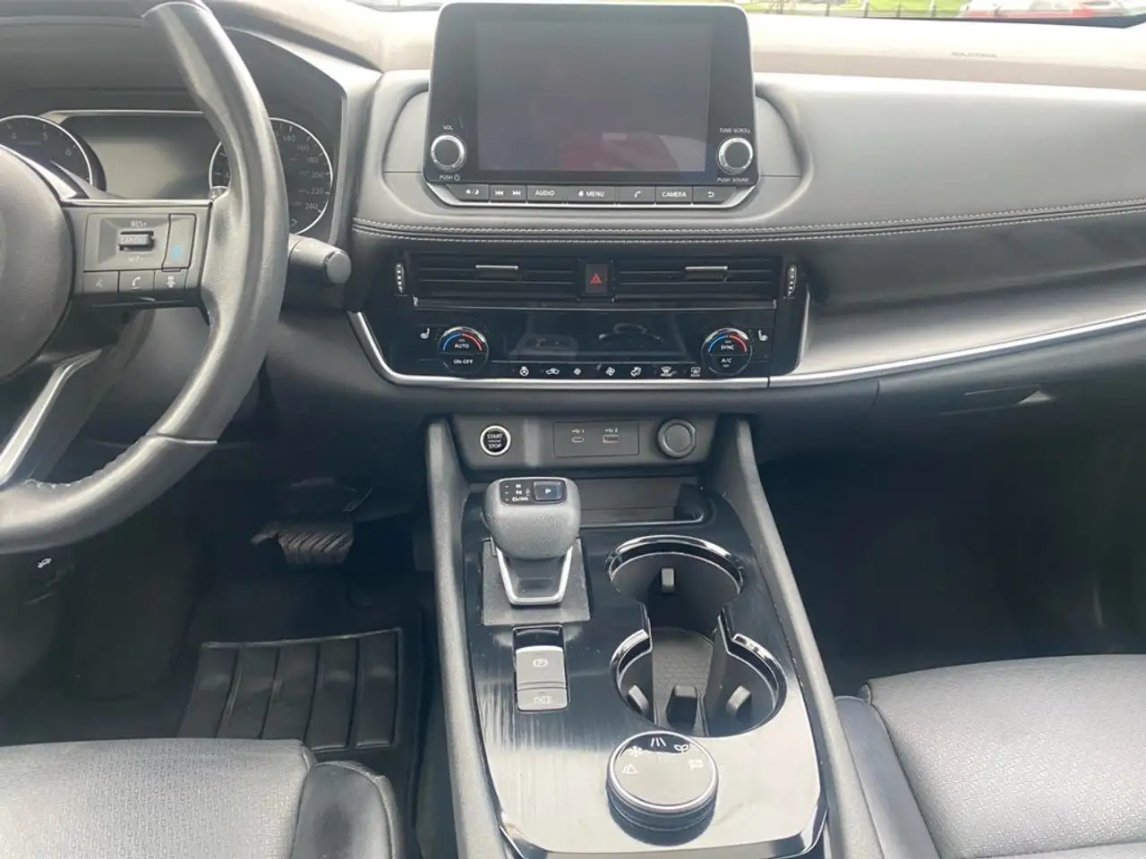 Nissan Rogue снимка Nissan Rogue