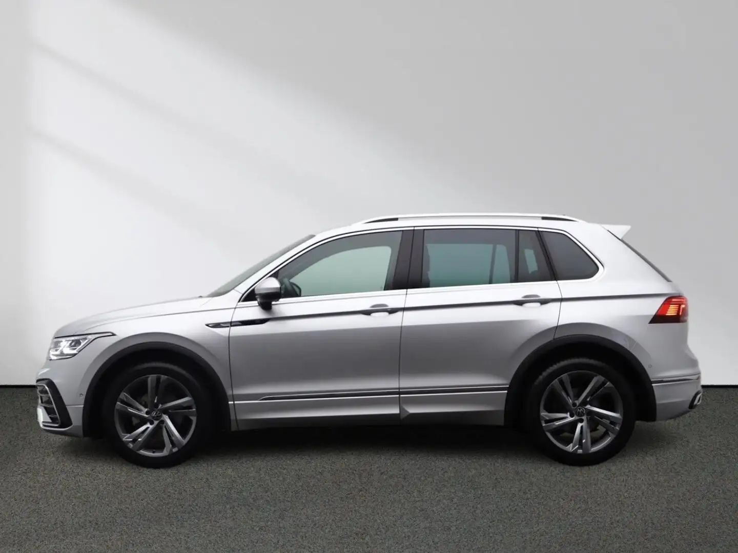 Volkswagen Tiguan R-Line 2.0 TDI CarPlay Matrix DigiCockpit Zilver - 2