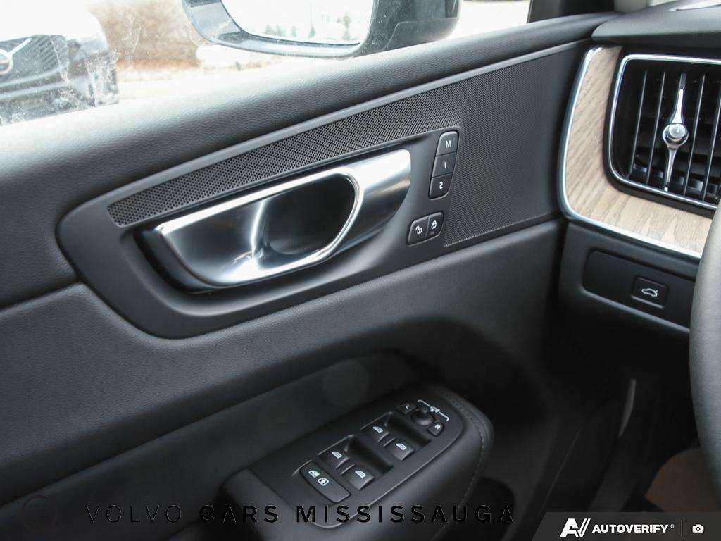 2026 Volvo XC60 B5 AWD Plus Dark Theme thumb 17