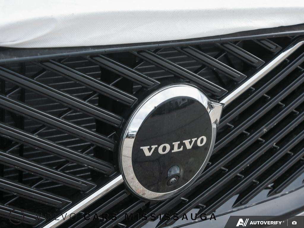 2026 Volvo XC60 B5 AWD Plus Dark Theme thumb 9