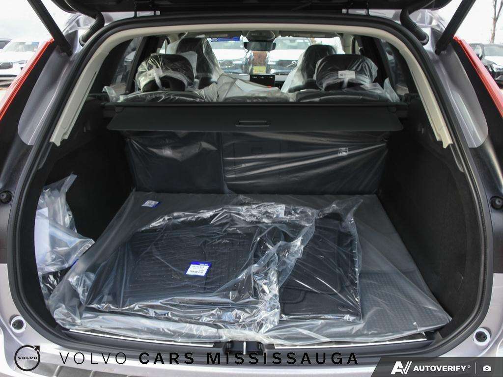 2026 Volvo XC60 B5 AWD Plus Dark Theme thumb 11