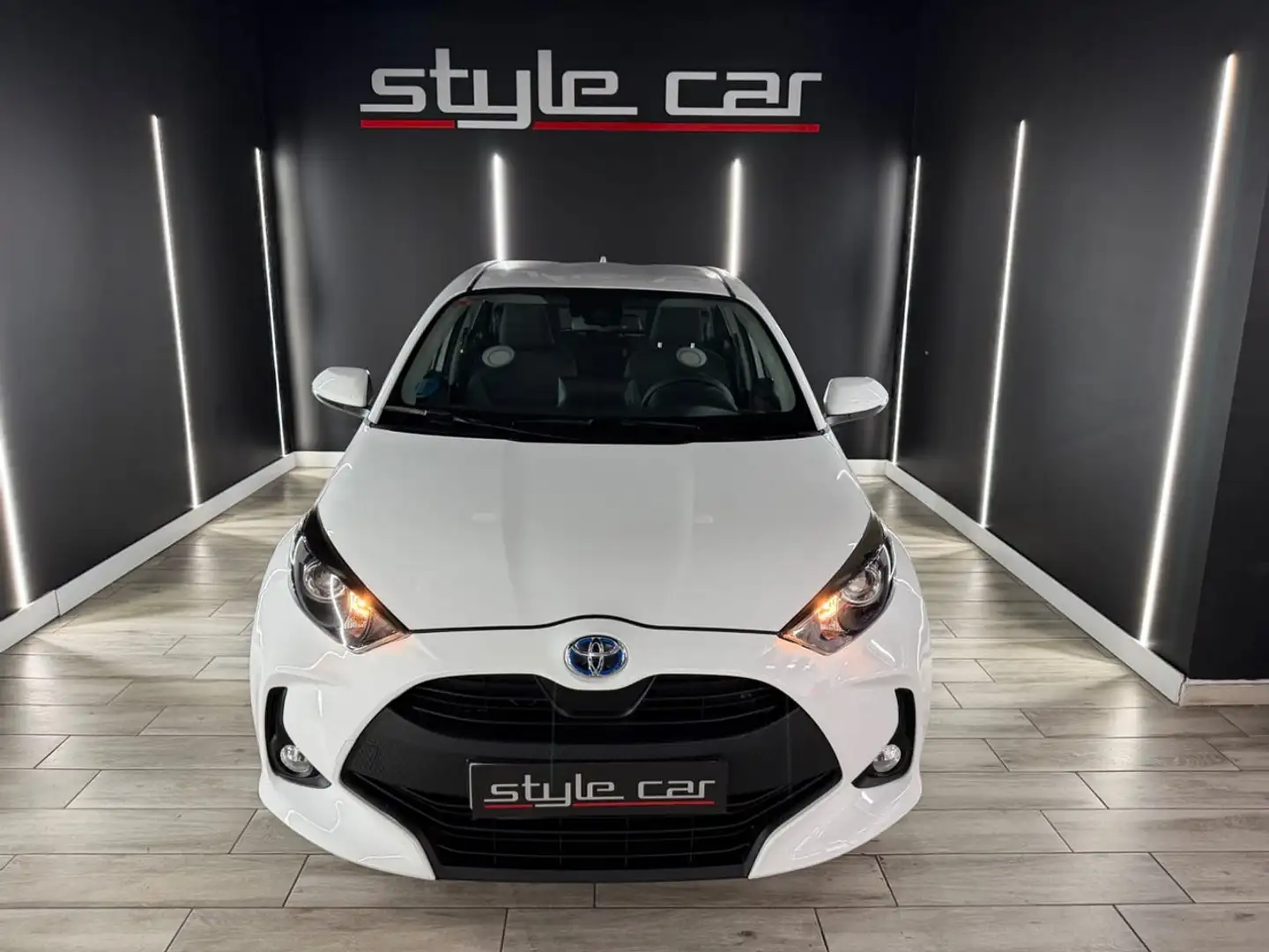 Toyota Yaris 1.5 120H Business Plus Blanco - 2