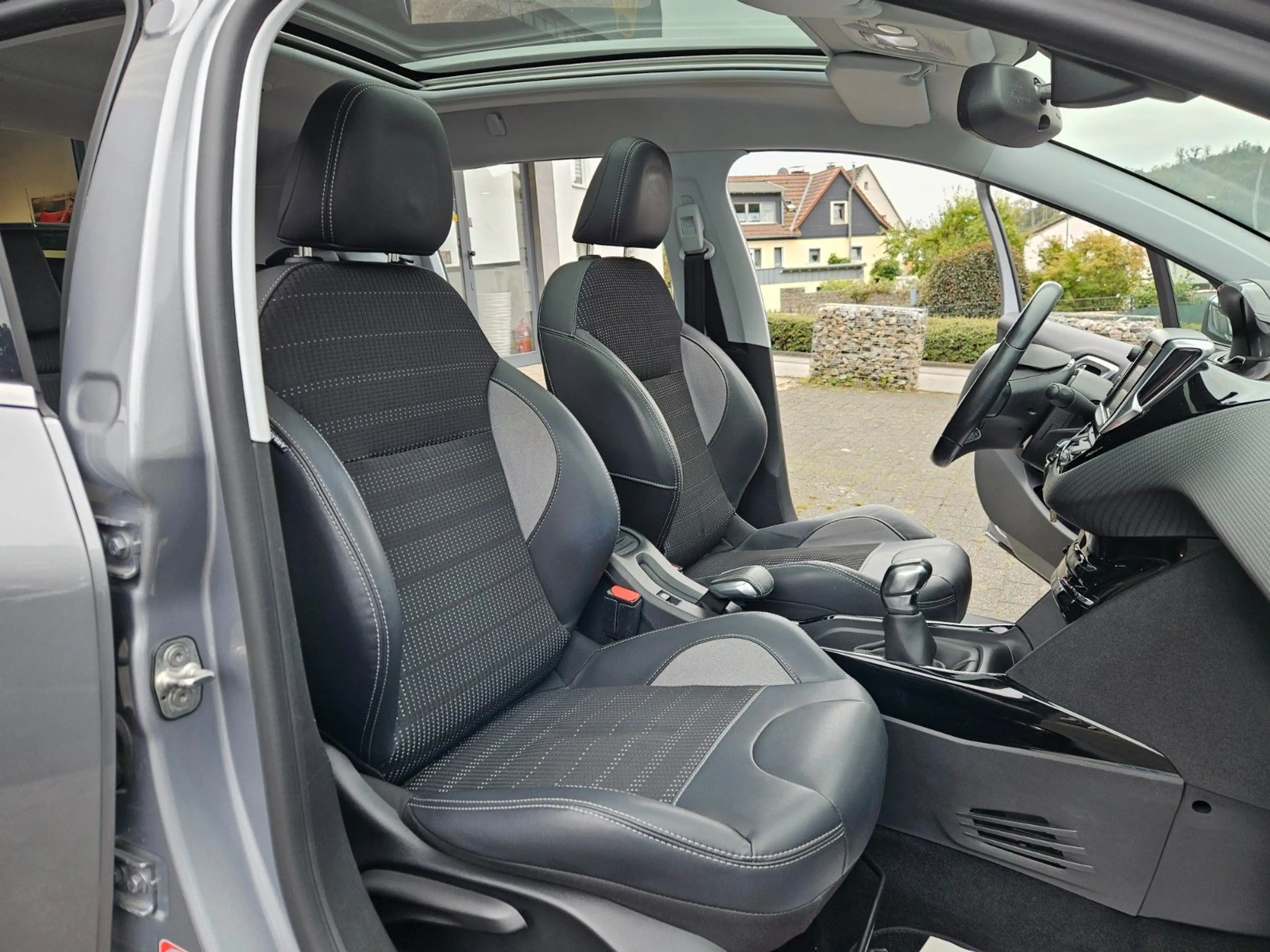 Peugeot 2008 Allure,,1-Hand,Pano,Navi,Scheckheft,Alu — photo 14