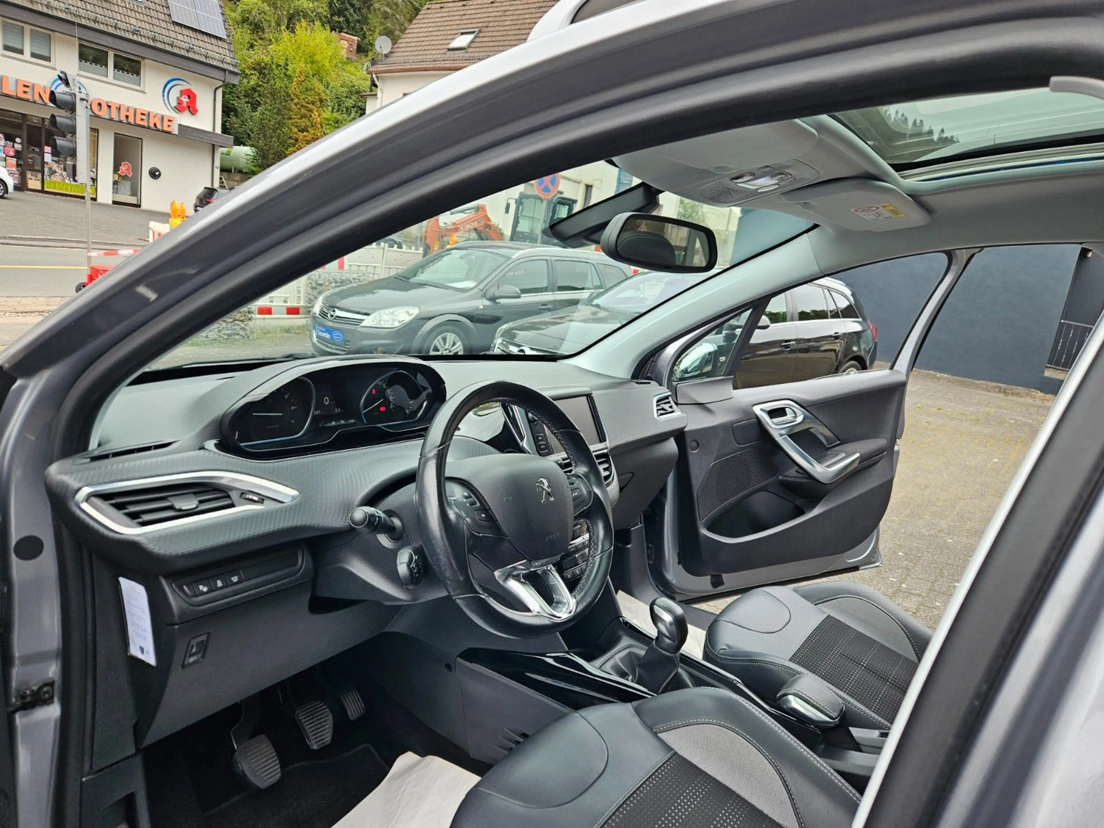 Peugeot 2008 Allure,,1-Hand,Pano,Navi,Scheckheft,Alu — photo 11