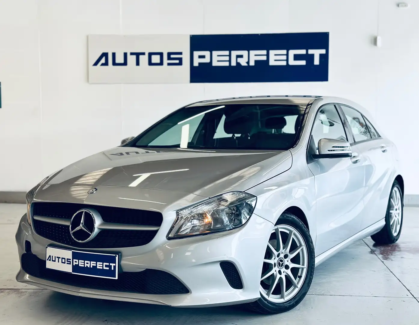 Mercedes-Benz A 180 d CAMERA NAVI CLIM BLUETOOTH START-STOP Grijs - 1