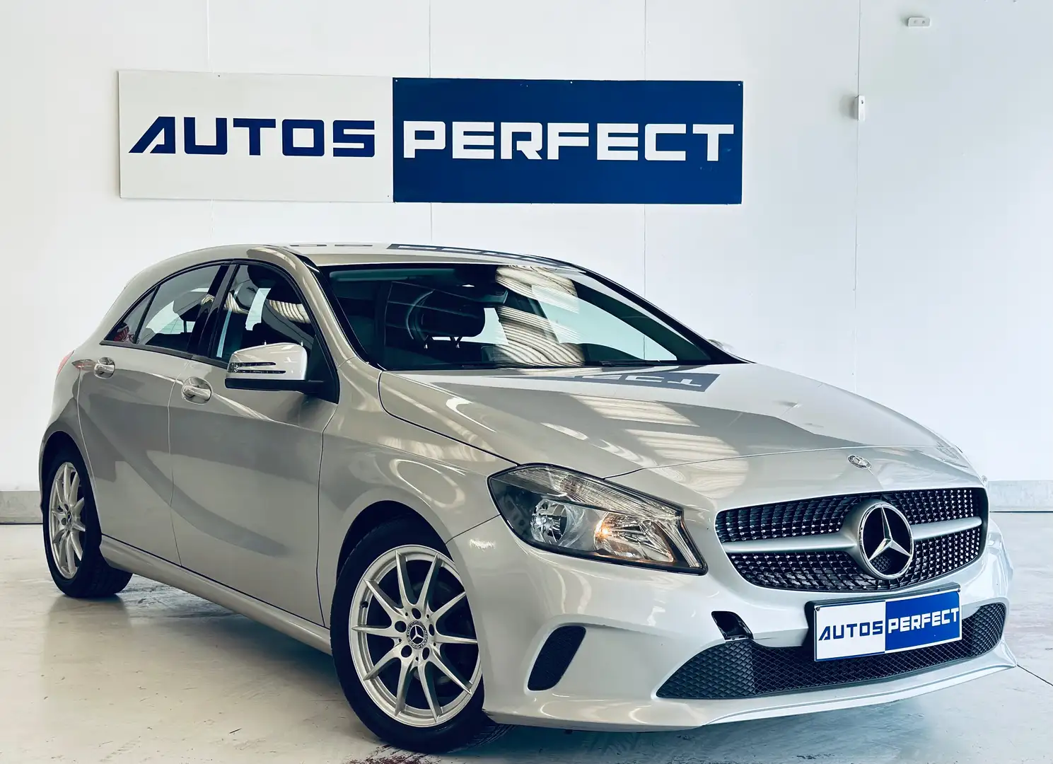 Mercedes-Benz A 180 d CAMERA NAVI CLIM BLUETOOTH START-STOP Grijs - 2
