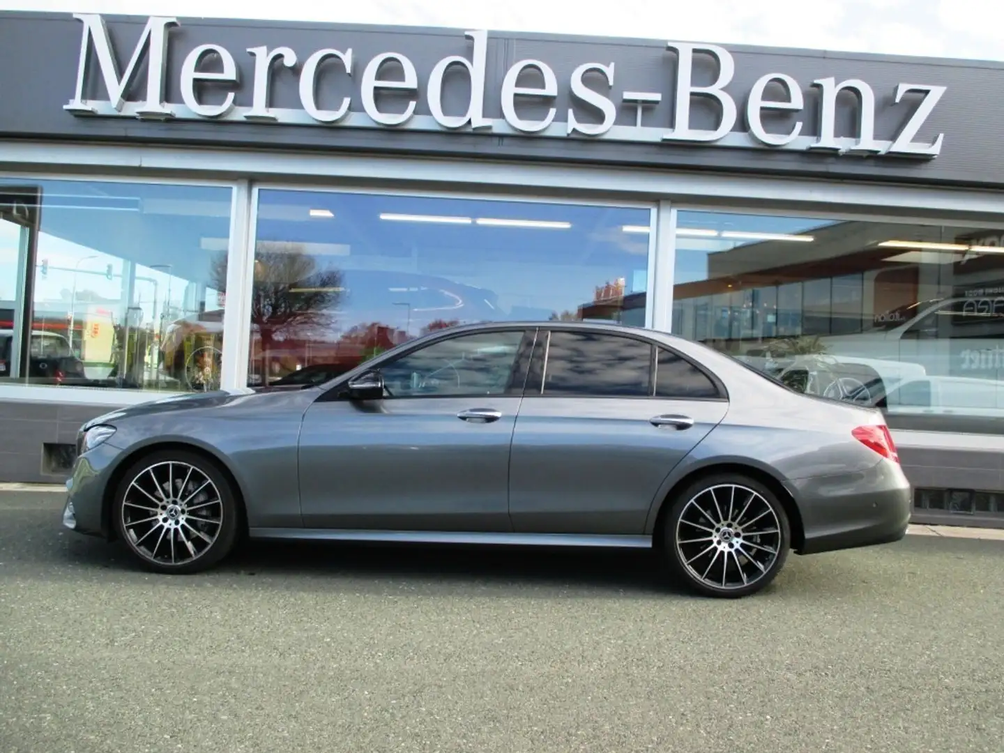 Mercedes-Benz E 220 d 4MATIC Limousine AMG Night AUT Mbeam Gri - 1