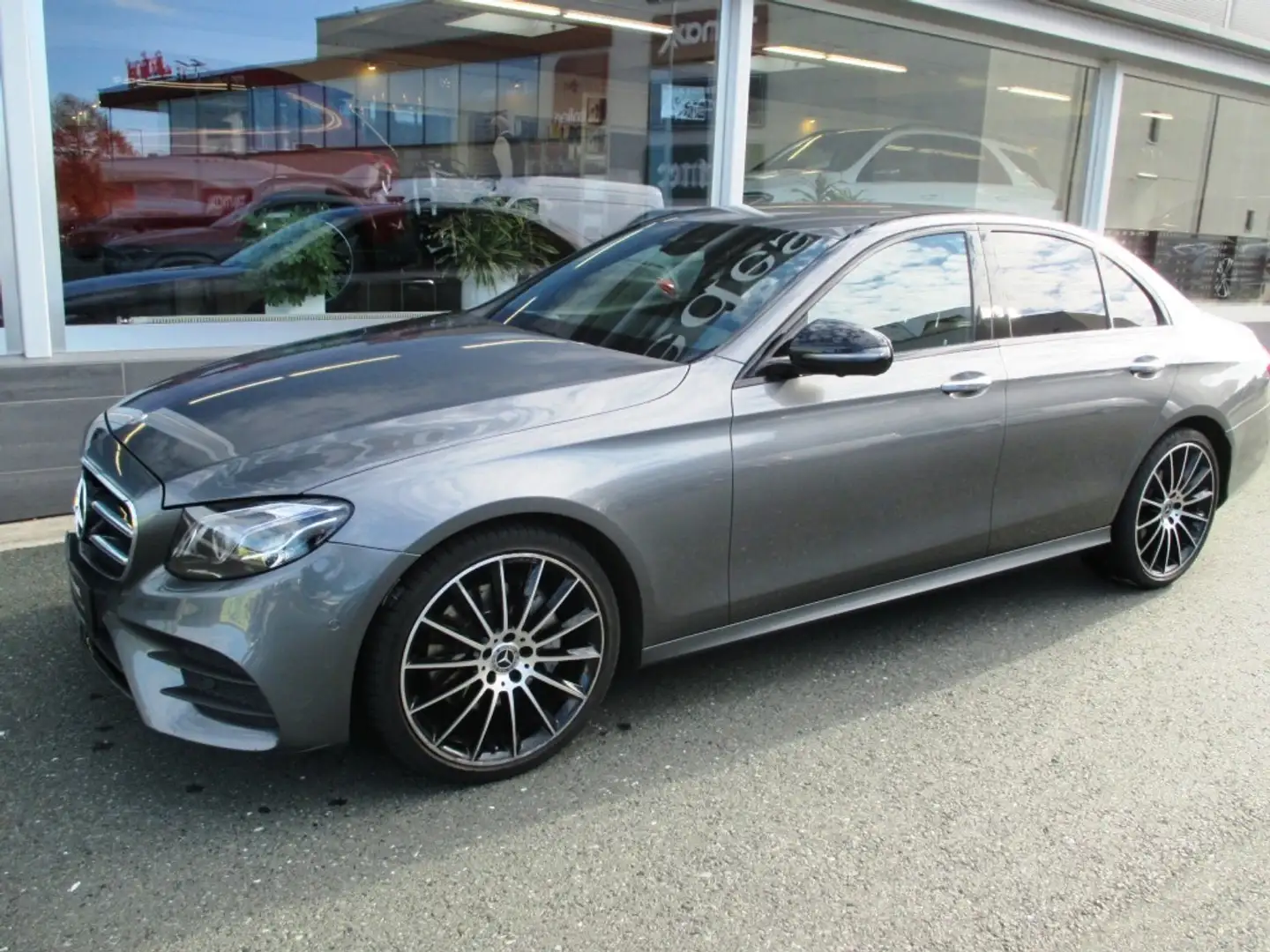 Mercedes-Benz E 220 d 4MATIC Limousine AMG Night AUT Mbeam Grau - 2