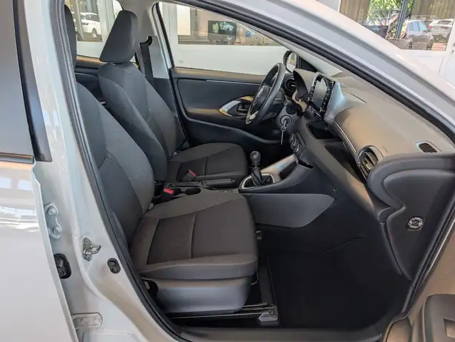 Toyota Yaris view 3
