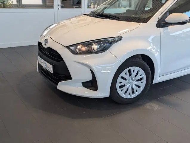 Toyota Yaris view 4