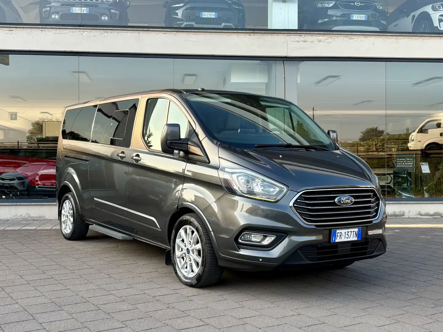 Ford Tourneo Custom 310 2.0 TDCi 170CV PL Titanium Grau - 1
