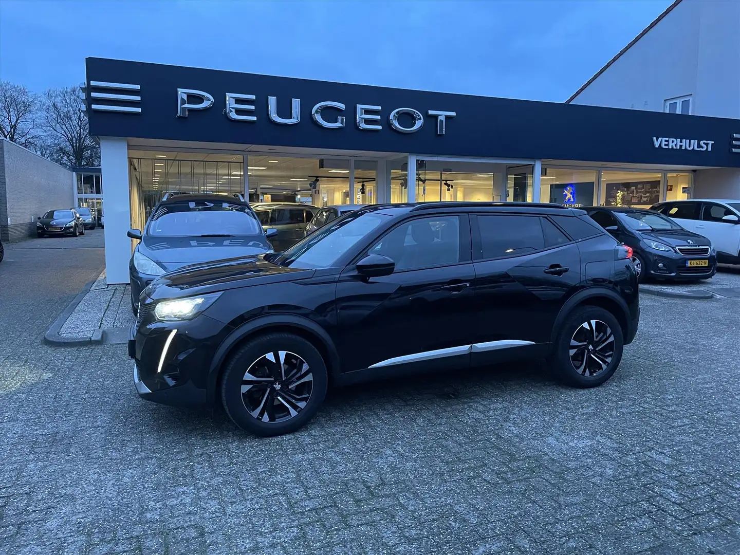 Peugeot 2008 1.2 Puretech 100pk Schwarz - 1