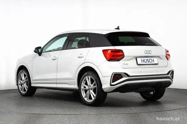 Audi Q2 view 4