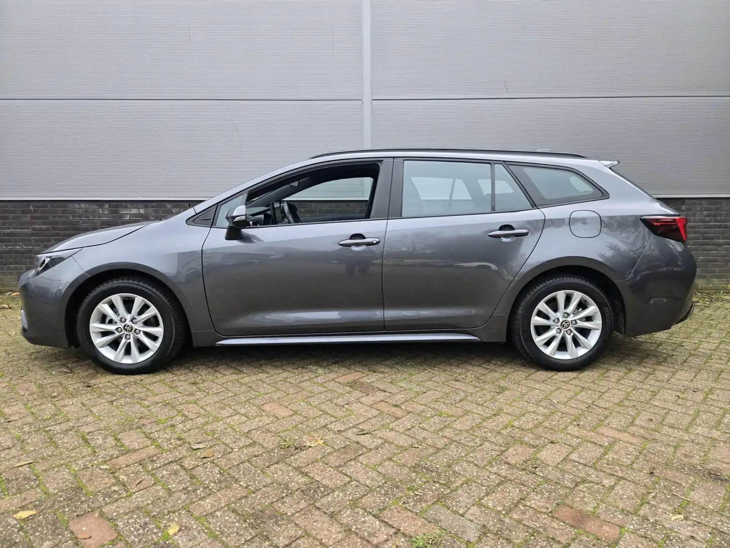 Toyota Corolla Touring Sports Hybrid 140 Active Grijs - 2