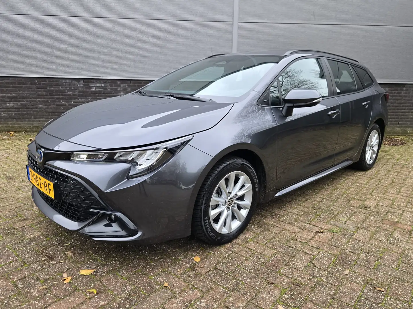 Toyota Corolla Touring Sports Hybrid 140 Active Grijs - 1