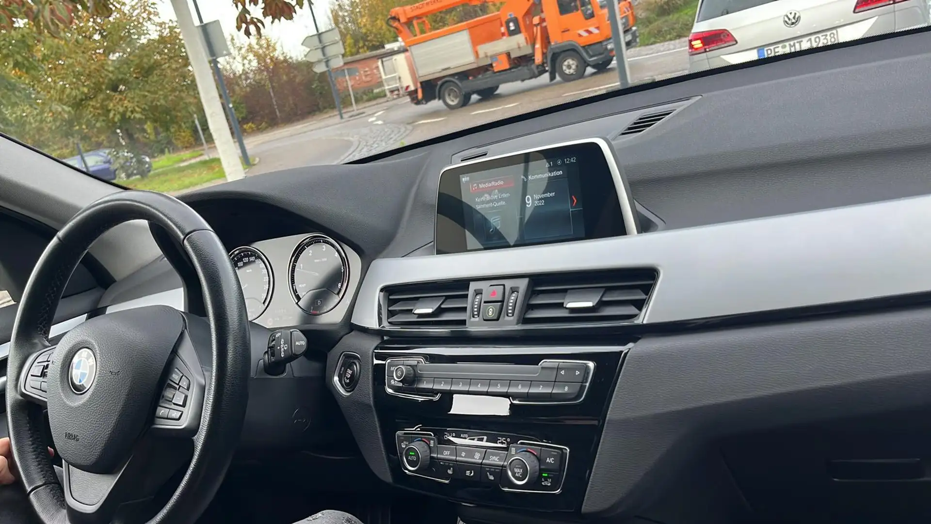 BMW X1 xDrive 18 d Advantage Grau - 1