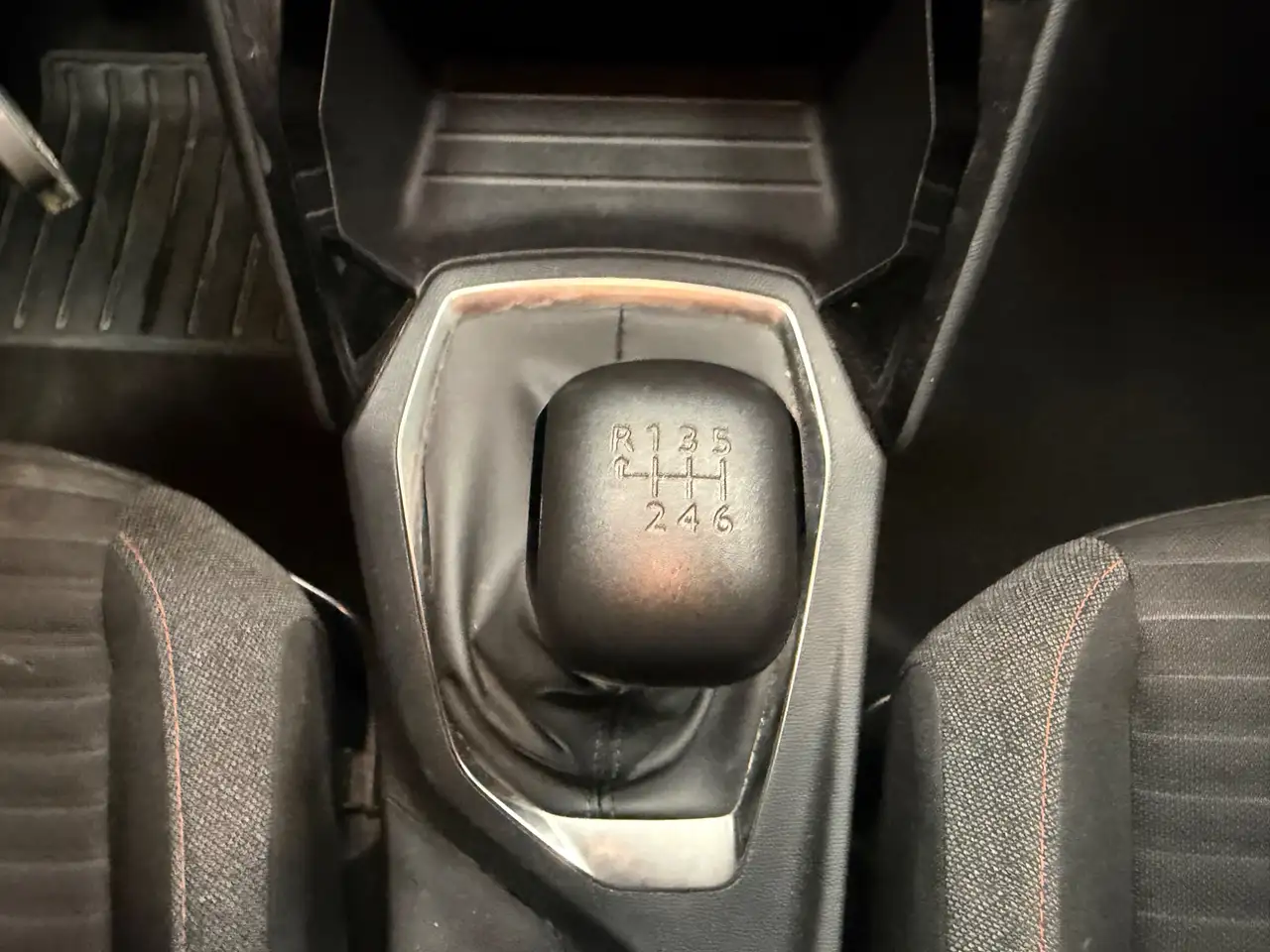 Peugeot 208 208 — photo 38